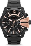 Zwart Diesel horloge met rosé gouden accenten op de wijzerplaat en kroon. De band is van metaal.