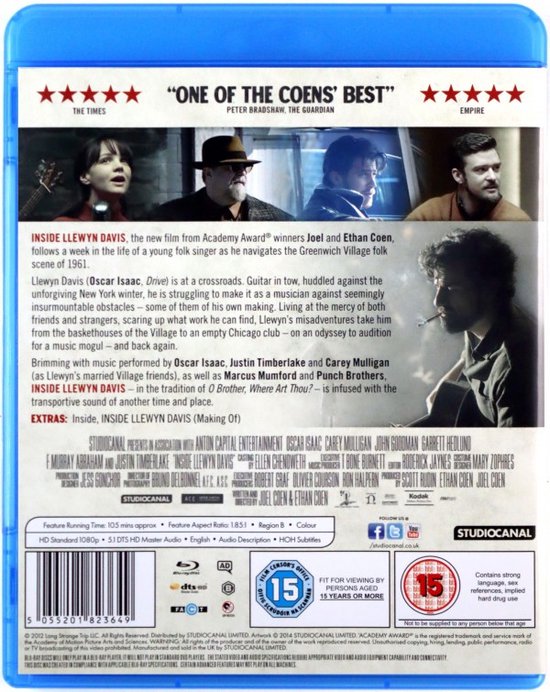 De achterkant van de Blu-ray hoes voor "Inside Llewyn Davis". Vier mannen en een vrouw zijn te zien in filmstills.