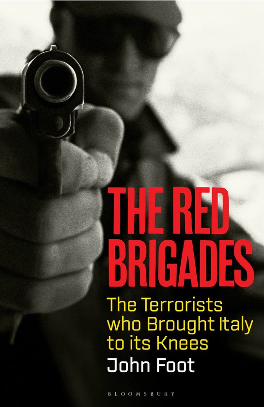 Couverture du livre "The Red Brigades" avec la bouche d'un pistolet mise au point au premier plan et le titre en lettres rouges.