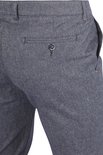 Sluiting met knoop en rits, op de achterkant van de donkerblauwe chino broek, met knoopdetail op de zak.