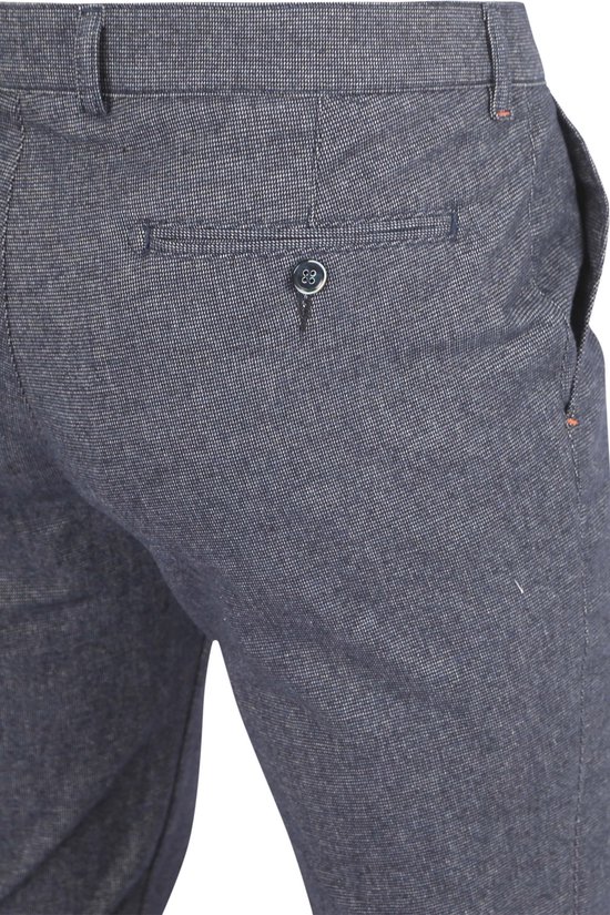 Sluiting met knoop en rits, op de achterkant van de donkerblauwe chino broek, met knoopdetail op de zak.