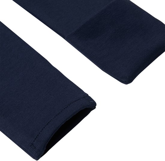 Detail van de mouw van een donkerblauw shirt met omgeslagen boord.