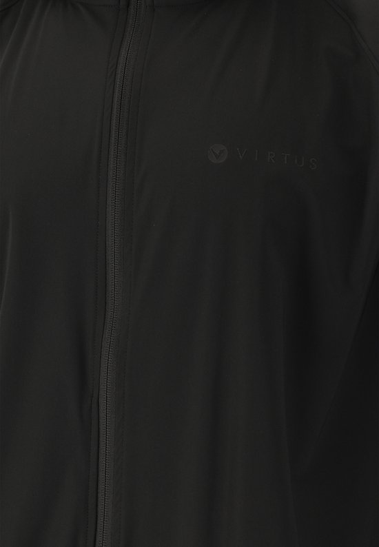 Close-up van de ritssluiting en het Virtus logo op een zwarte jas.