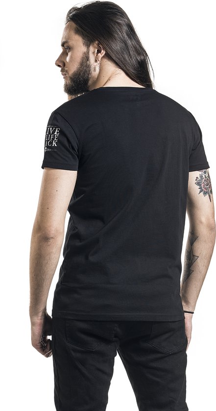 Man met lang haar en baard draagt een zwart T-shirt met een witte print op de linkermouw.