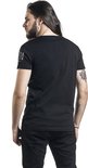 Man met lang haar en baard draagt een zwart T-shirt met een witte print op de linkermouw.