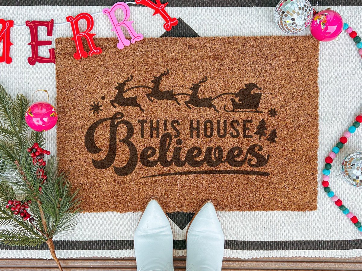 Laser Point This House Believes | 60x40 cm | Nieuwe huis cadeau | Ingangsmat | Deurmat met stijl | Verhuizing cadeau | Praktisch & trendy | Perfect voor binnenkomst | Cadeau voor nieuwe woning Bruin | Zwart (Gravering 60x40)