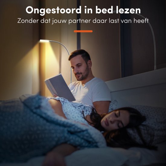 Man leest in bed met verstelbare lamp, partner slaapt.