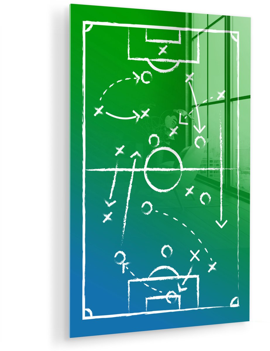 MuchoWow® Glasschilderij 80x120 cm - Schilderij acrylglas - Voetbal - Tactiek - Spel - Groen - Blauw - Foto op glas - Muurdecoratie woonkamer - Wanddecoratie slaapkamer - Schilderijen