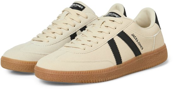 Paar crèmekleurige sneakers met zwarte strepen, bruine zool en 'Jack & Jones' logo.
