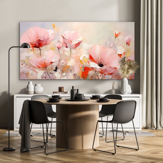 Peinture abstraite de fleurs roses au-dessus d'un buffet blanc avec des assiettes et des couverts noirs sur une table ronde.