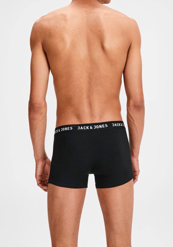 Man met zwarte boxer met witte JACK & JONES band, achterkant.