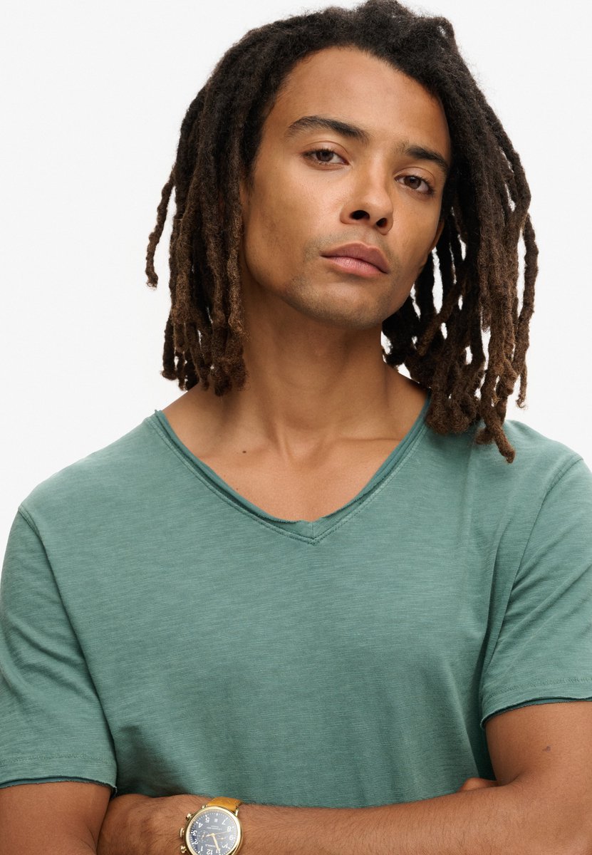 Superdry T-shirt Raw Edge Slub V T Shirt M1012076a Drius Mannen Groen
