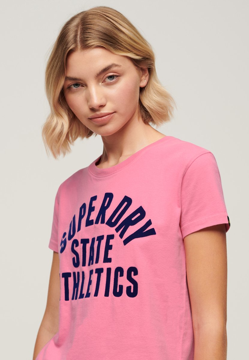 Superdry Varsity T-shirt met flockprint en aansluitende pasvorm Dames T-shirts Roze