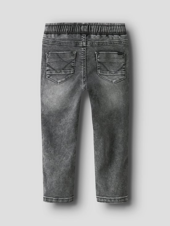 Achterkant van een grijze denim jeans met elastische tailleband en twee achterzakken.
