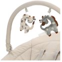 Close-up van een crèmekleurige babyschommel met twee giraffenspeeltjes die aan de speelboog hangen.