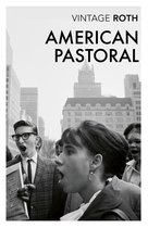 Een zwart-witfoto van een vrouw met open mond, met een bril en een pak. Titel: AMERICAN PASTORAL.