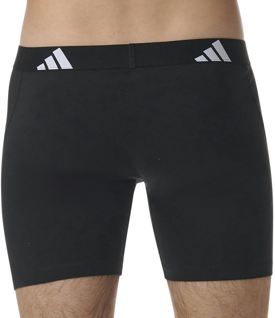 Zwart boxerhort met zwarte band met witte Adidas logo's, gedragen door een model.