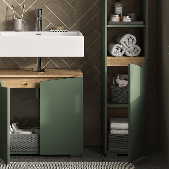 Detail van groene badkamerkasten met open deuren, waarin rollen toiletpapier, handdoeken en toiletartikelen.