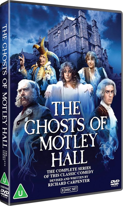 De cast van 'The Ghosts of Motley Hall' staat voor een kasteel. Mannen in kostuums uit verschillende tijden, inclusief een nar en een dame in wit.