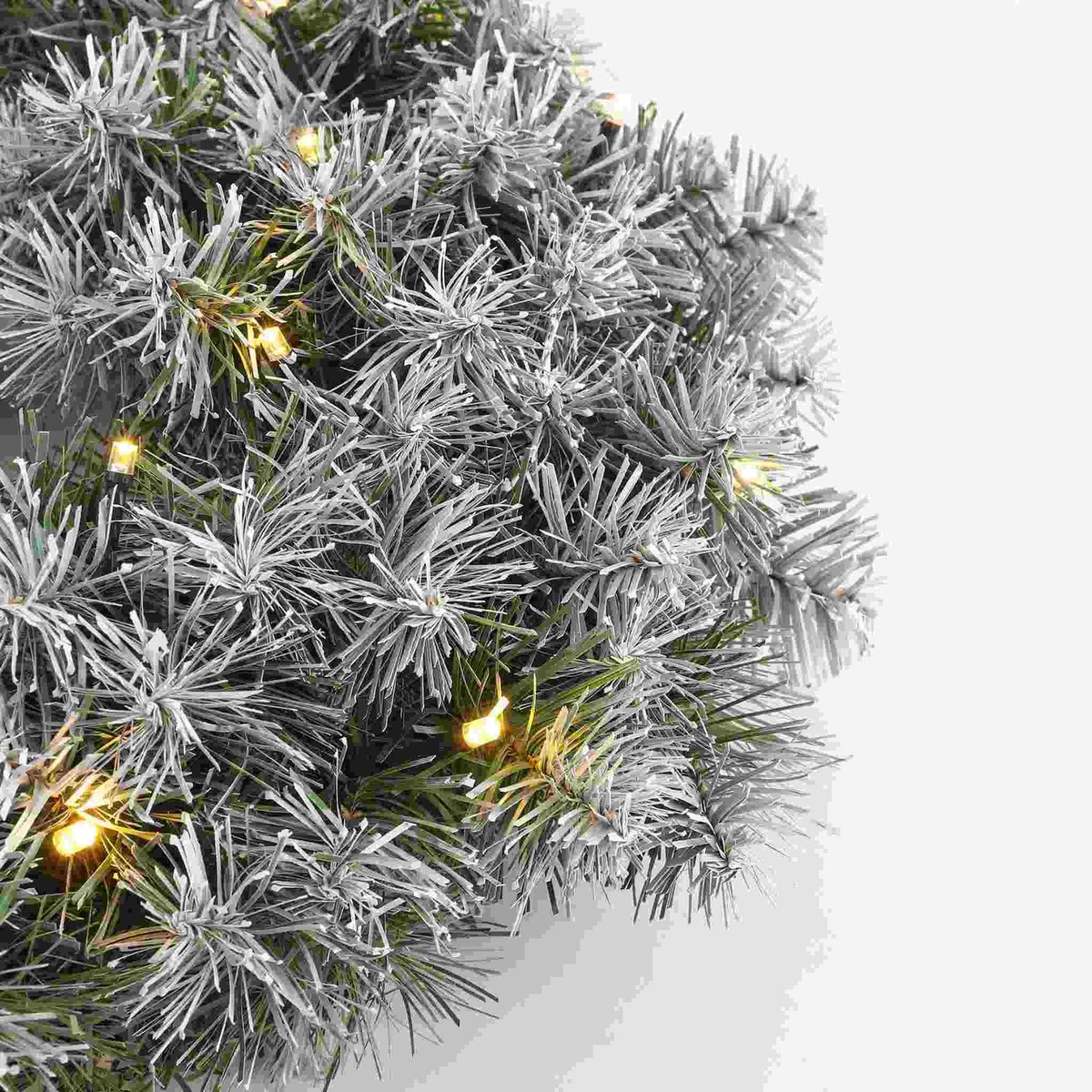 Black Box Kerstkrans/deurkrans - D45 cm - besneeuwd - met verlichting - 20 leds - 90 tips – foto 4