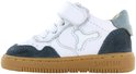 Wit leren sneaker met donkerblauwe suède details en bruine zool. Klittenbandsluiting en veters.