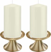 Set van 2x ivoor witte cilinderkaarsen/stompkaarsen 8 x 15 cm met 2x gouden metalen kaarsenhouders