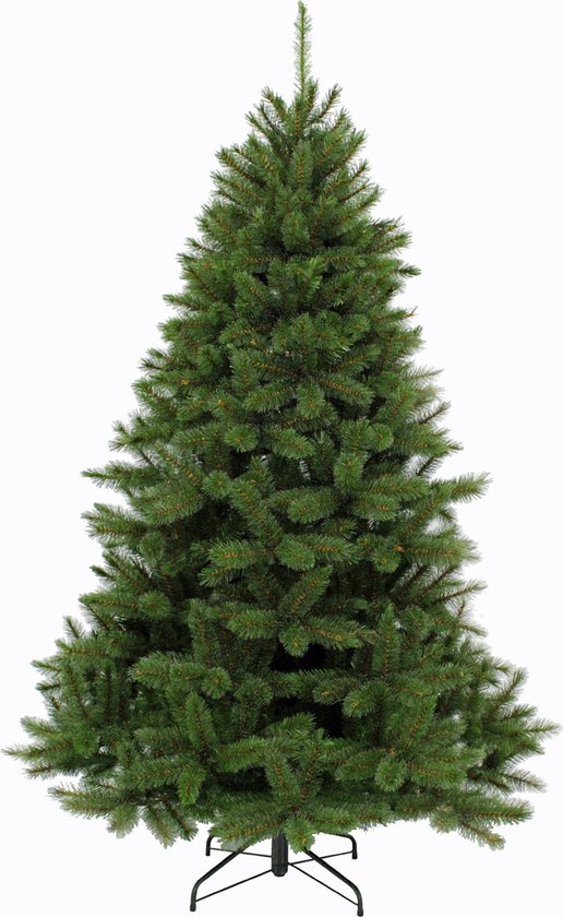 Een volle groene kunstkerstboom met een witte achtergrond.