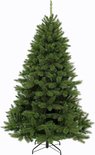 Een volle groene kunstkerstboom met een witte achtergrond.