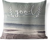 Buitenkussens - Tuin - Quote voor thuis 'Focus on the good' op een achtergrond met de zee - 60x60 cm