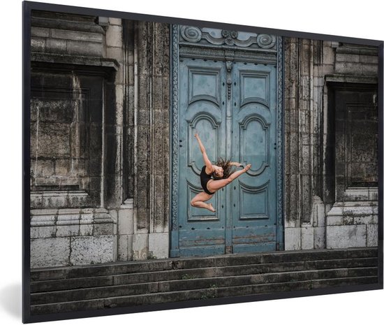 Fotolijst incl. Poster - Dansende ballerina voor een deur - 30x20 cm - Posterlijst