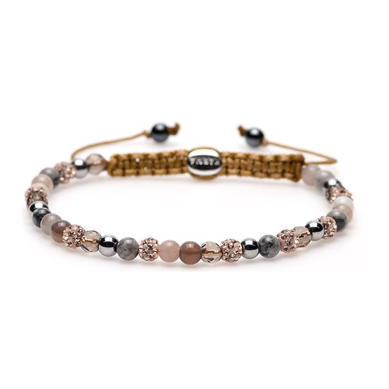 Armband met afwisselende stenen kralen in grijs, beige en roze, gecombineerd met glinsterende accenten en knoopsluiting.