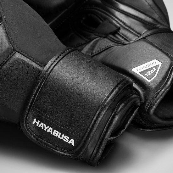 Detail van de HAYABUSA bokshandschoen in zwart leer, met 'Tokushu 12oz'-label.