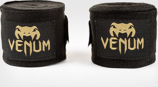 Twee zwarte Venum handwraps met gouden logo.