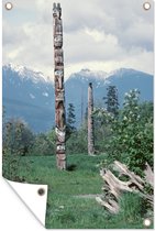 Tuindecoratie Traditionele totempaal bij het Canadese Haida Gwaii in Brits-Columbia - 40x60 cm - Tuinposter - Tuindoek - Buitenposter