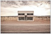 JUNIQE - Poster in kunststof lijst Prada Marfa -40x60 /Bruin & Ivoor