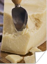 Parmezaanse kaas met een lepel poster 30x40 cm - klein - Foto print op Poster (wanddecoratie woonkamer / slaapkamer)