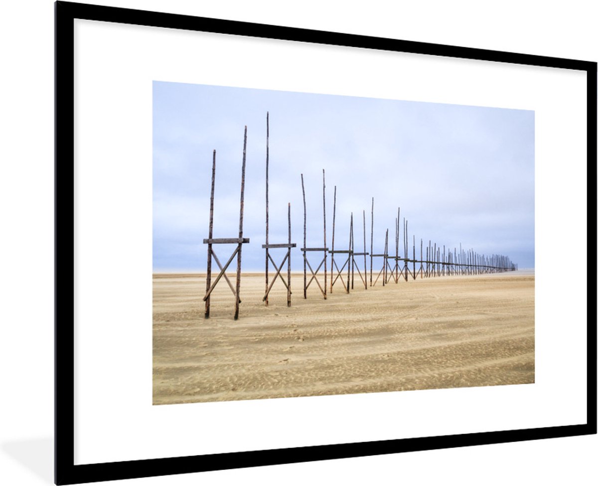 Poster in lijst - Fotolijst 120x80 cm - Posters - Palen op het strand van Vlieland - Poste