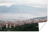 Poster Mist boven de Colombiaanse stad Medellín in Zuid-Amerika - 60x40 cm
