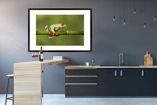 Poster in lijst - Fotolijst 120x80 cm - Posters - Roodoogmakikikker op bamboe - Posterlijst zwart - Decoratie - Wanddecoratie woonkamer - Muurdecoratie slaapkamer