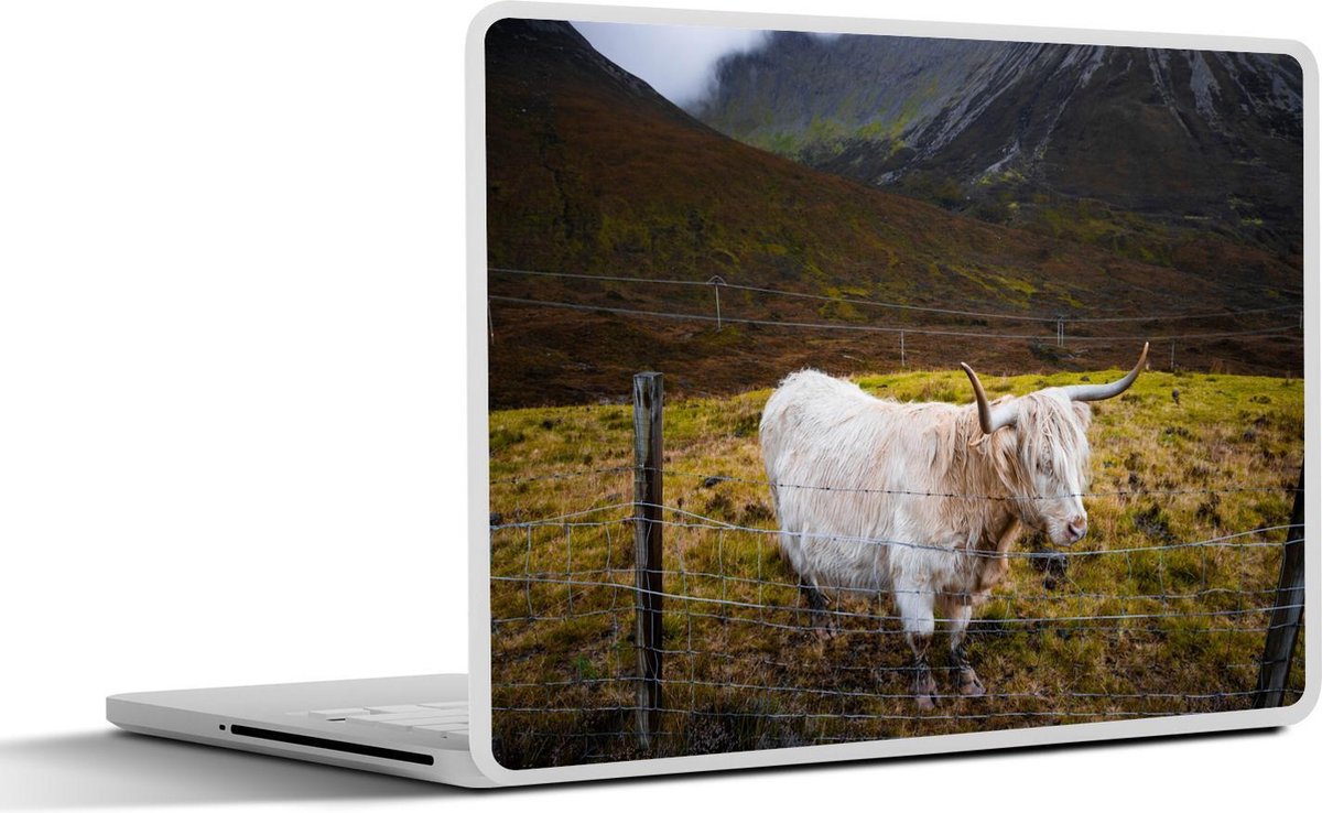 Afbeelding van product SleevesAndCases  Laptop sticker - 13.3 inch - Schotse Hooglander - Hek - Berg