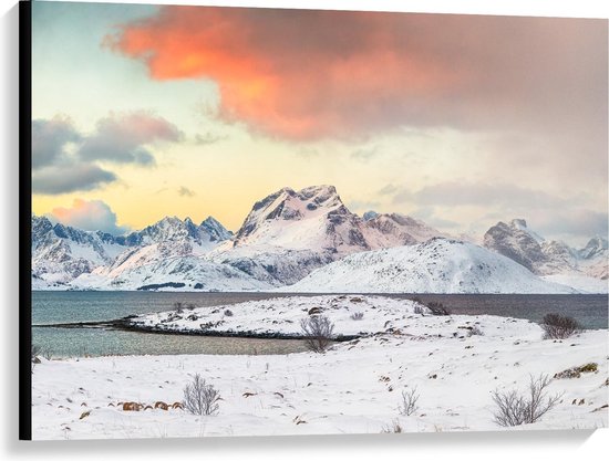 Canvas  - Bergen langs Meer met Sneeuw - 100x75cm Foto op Canvas Schilderij (Wanddecoratie op Canvas)