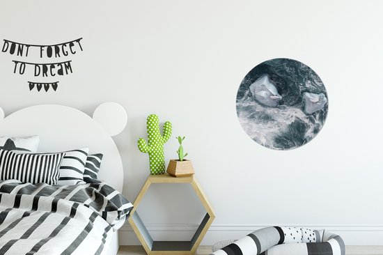 Ours polaires dans la feuille de plastique de cercle de mur de la mer