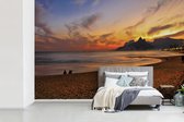 Behang - Fotobehang Het Zuid-Amerikaanse Ipanema-strand in Brazilië bij zonsondergang - Breedte 390 cm x hoogte 260 cm