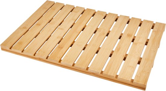 Bamboe badmat met natuurlijke houtkleur, op een witte achtergrond.