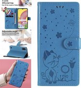 Voor Samsung Galaxy A01 Cat Bee Embossing Pattern Shockproof Horizontale Flip Leather Case met houder & kaartsleuven & portemonnee (blauw)