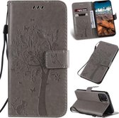 Tree & Cat Pattern Pressed Printing Horizontale Flip PU lederen tas met houder & kaartsleuven & portemonnee & lanyard voor iPhone 11 Pro Max (grijs)