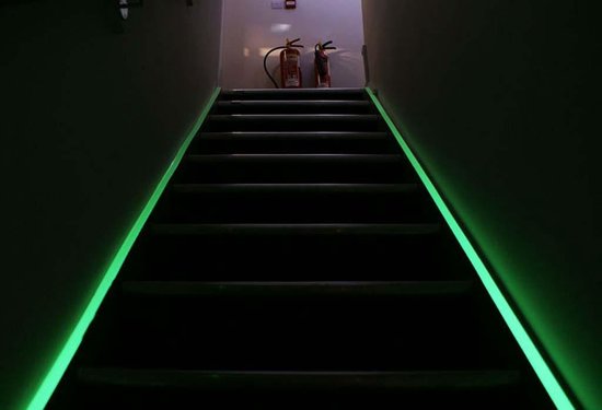 Foto: Nalichtende tape voor vluchtroutemarkering glow in the dark fotoluminescent 1000 cm x x glad polyvinylchloride pvc voor binnen