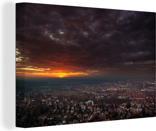 Coucher de soleil rouge avec des nuages sombres sur Karlsruhe en Allemagne  Toile... | bol.com