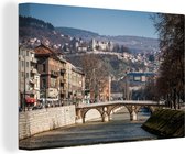 Canvas Schilderij Brug over rivier Miljacka in Sarajevo in Bosnië en Herzegovina - 30x20 cm - Wanddecoratie