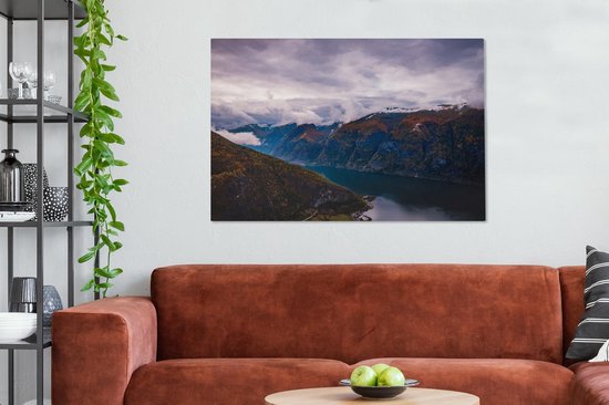 Canvas schilderij 140x90 cm - Wanddecoratie Flåm stad en berglandschappen in Noorwegen - Muurdecoratie woonkamer - Slaapkamer decoratie - Kamer accessoires - Schilderijen